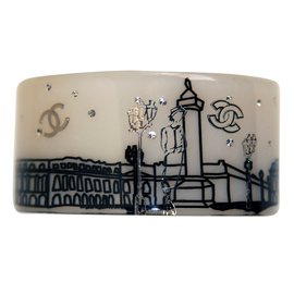 Pulsera Chanel de resina blanca y negra