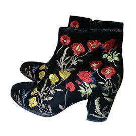 Stivaletti Wittner in camoscio nero ricamato