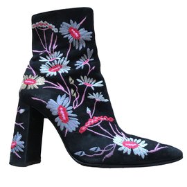 Free Lance Bestickte Stiefeletten aus Hirschleder Schwarz