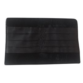 Pochette Yves Saint Laurent en velours et satin noir