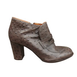 Botines Chie Mihara de piel de avestruz marrón 40