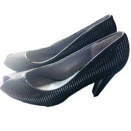 Scarpins Calvin Klein em couro envernizado preto tamanho 41