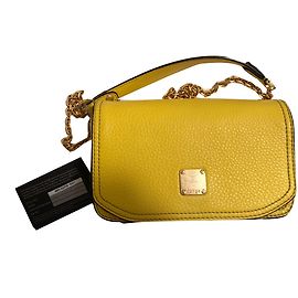 Borsa a tracolla MCM in pelle gialla con catena dorata