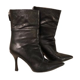 Botas de cano curto Gucci em couro granulado preto