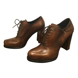 Scarpe Prada in pelle marroni con tacco 9cm