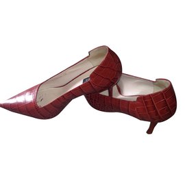 Escada Pumps aus rotem Exotenleder Krokodilprägung