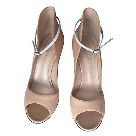 Décolleté Gianvito Rossi in pelle beige con cinturino bianco