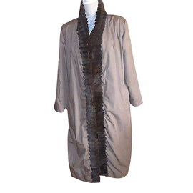 Manteau Trench Yves Saint Laurent en marron et fourrure de raton laveur