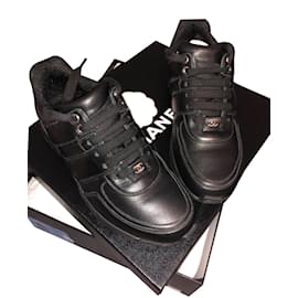 Sneakers Chanel in pelle nera e tweed
