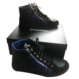 Sneakers Chanel in pelle blu e nera