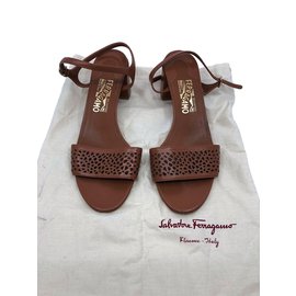 Sandali Salvatore Ferragamo Camel in pelle 39.5