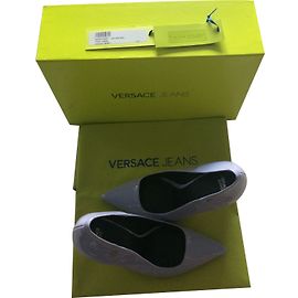 Zapatos de tacón Versace Jeans de cuero morado 40