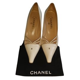 Décolleté Chanel in vernice bianca 38