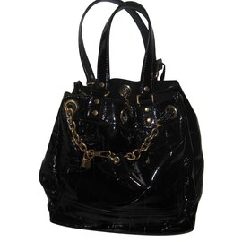 Sac seau Yves Saint Laurent en cuir vernis noir imprimé crocodile