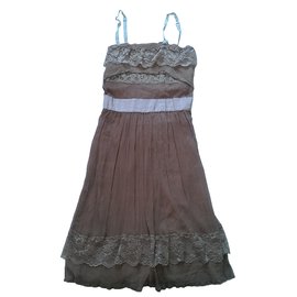Les Petites Seiden und Spitzenkleid Rosa