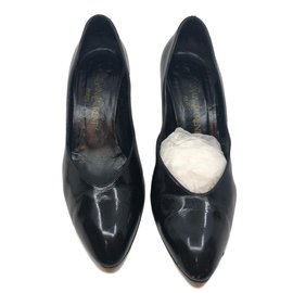 Escarpins Yves Saint Laurent en cuir vernis noir