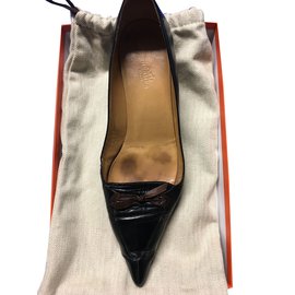 Décolleté Hermès in pelle nera con fiocco