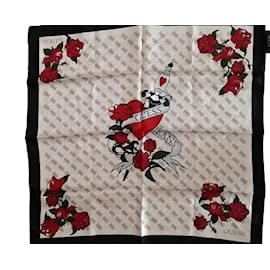 Guess Seidenschal mit Herz und Rosen Motiv