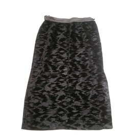 Falda de terciopelo negro Escada
