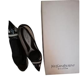 Escarpins Yves Saint Laurent en cuir vernis beige