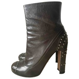 Botas Prada de cuero caqui con tachuelas