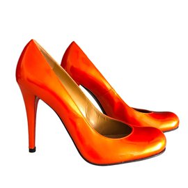Décolleté Stuart Weitzman in vernice arancione