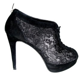 Russell & Bromley Peeptoe-Pumps aus Spitze und Wildleder Schwarz