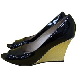 Russell & Bromley Patent Peeptoes mit Silberkeil