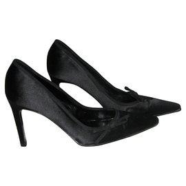 Décolleté Burberry in raso nero con tacco 10 cm