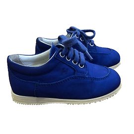Hogan Trainer schnüren sich Schuhe