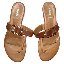 Fendi Leder Flip Flops mit Monogramm Schnalle Braun