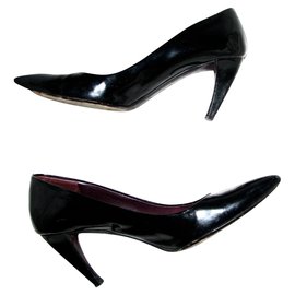 Décolleté Miu Miu in vernice nera con tacco slash