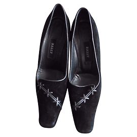 Bally Wildlederpumps Schwarz mit Lederschnürung