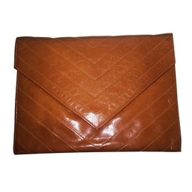 Pochette Yves Saint Laurent en cuir caramel