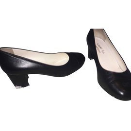 Chanel Pumps aus Leder schwarz Größe 38.5