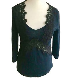 Claudie Pierlot T-shirt navy appena indossata con guipure nere