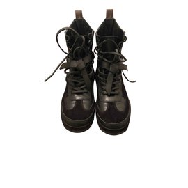Botas de cano curto Louis Vuitton em couro preto