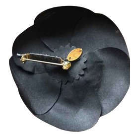 Spilla Chanel Camelia in seta nera
