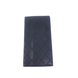 Cartera larga Chanel en piel acolchada negra