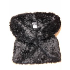 Chanel Bolero Schwarz Kunstfell mit schwarzen Perlen