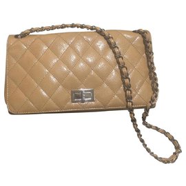 Chanel 2.55 Handtasche aus beige lackiertem Leder