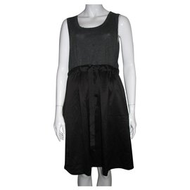 Vera Wang Simply Vera Kleid aus schwarzem und grauem Satin