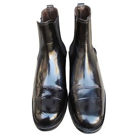 Botines chelsea modelo Heschung Judy en acabado barnizado.