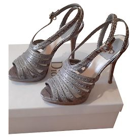 Christian Dior Sandalen aus Leder Grau