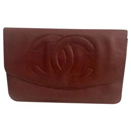 Carteira Chanel em couro granulado borgonha
