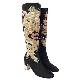 GUCCI Candy Dragon con ricamo in raso di seta nera + Stivali al ginocchio in cristalli Swarovski