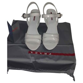 Prada Absatzsandale Weiß Lackleder 39