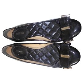 Bailarinas Michael Kors en charol negro con tacón cuadrado