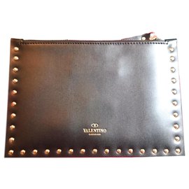 Clutch Valentino Garavani de cuero negro