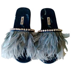 Sandali in denim MIU MIU con piume e cristalli